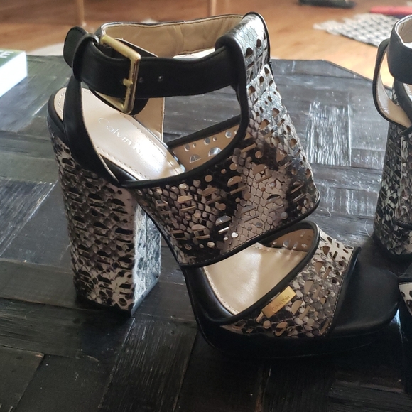 Calvin Klein heeled sandals sz 6.5 mint cond. - Picture 2 of 6